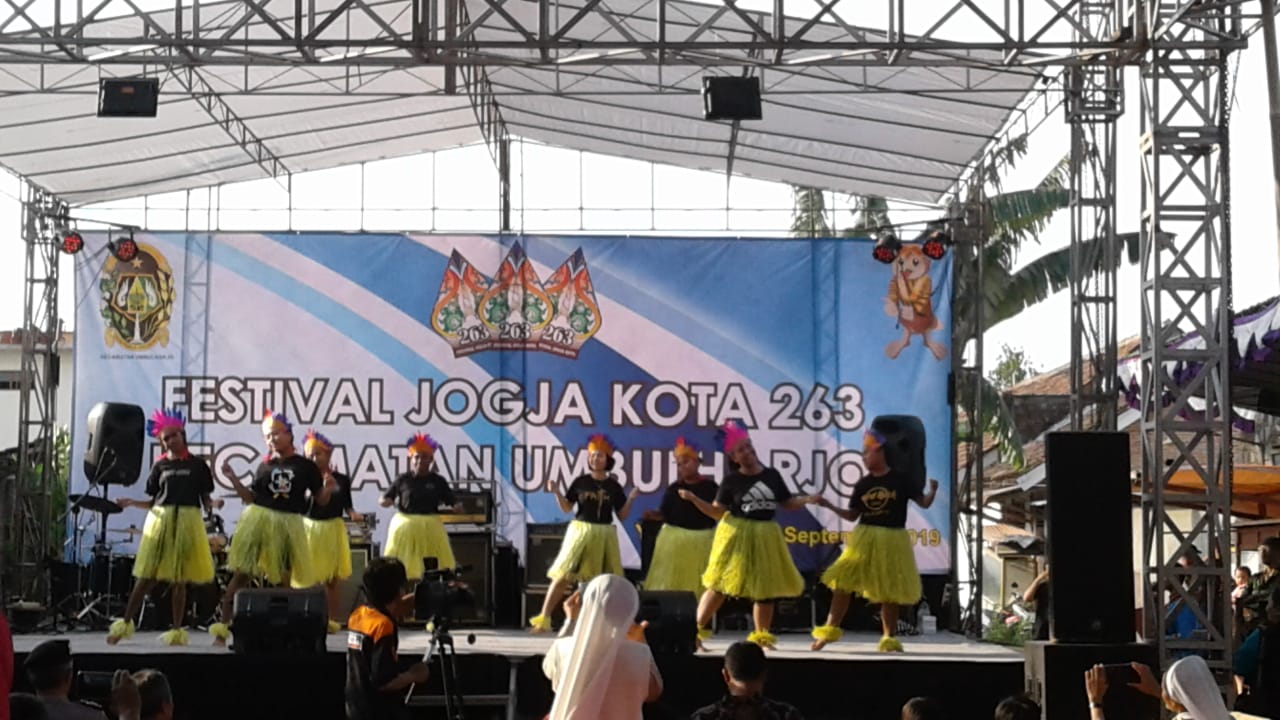 Pentas seni  meneriahkan Festival Kota Jogja dlm rangka HUT Kota ke 263