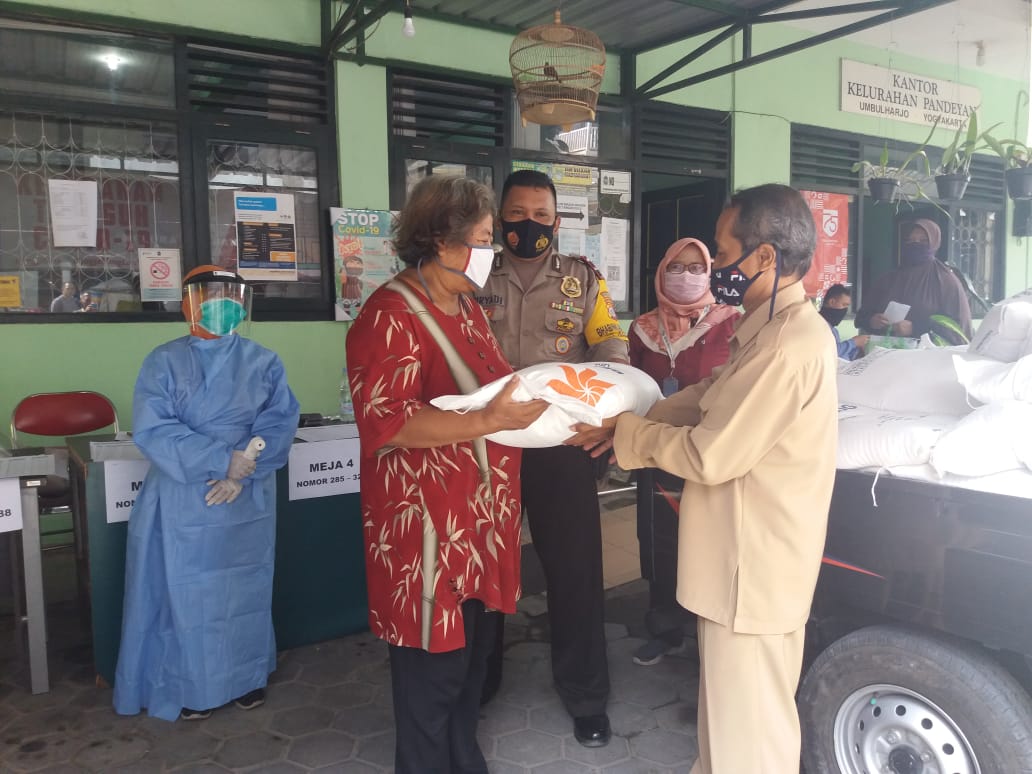 Distribusi  Bansos Beras Bagi KPM ( Keluarga Penerima Manfaat ) PKH  Kecamatan Umbulharjo